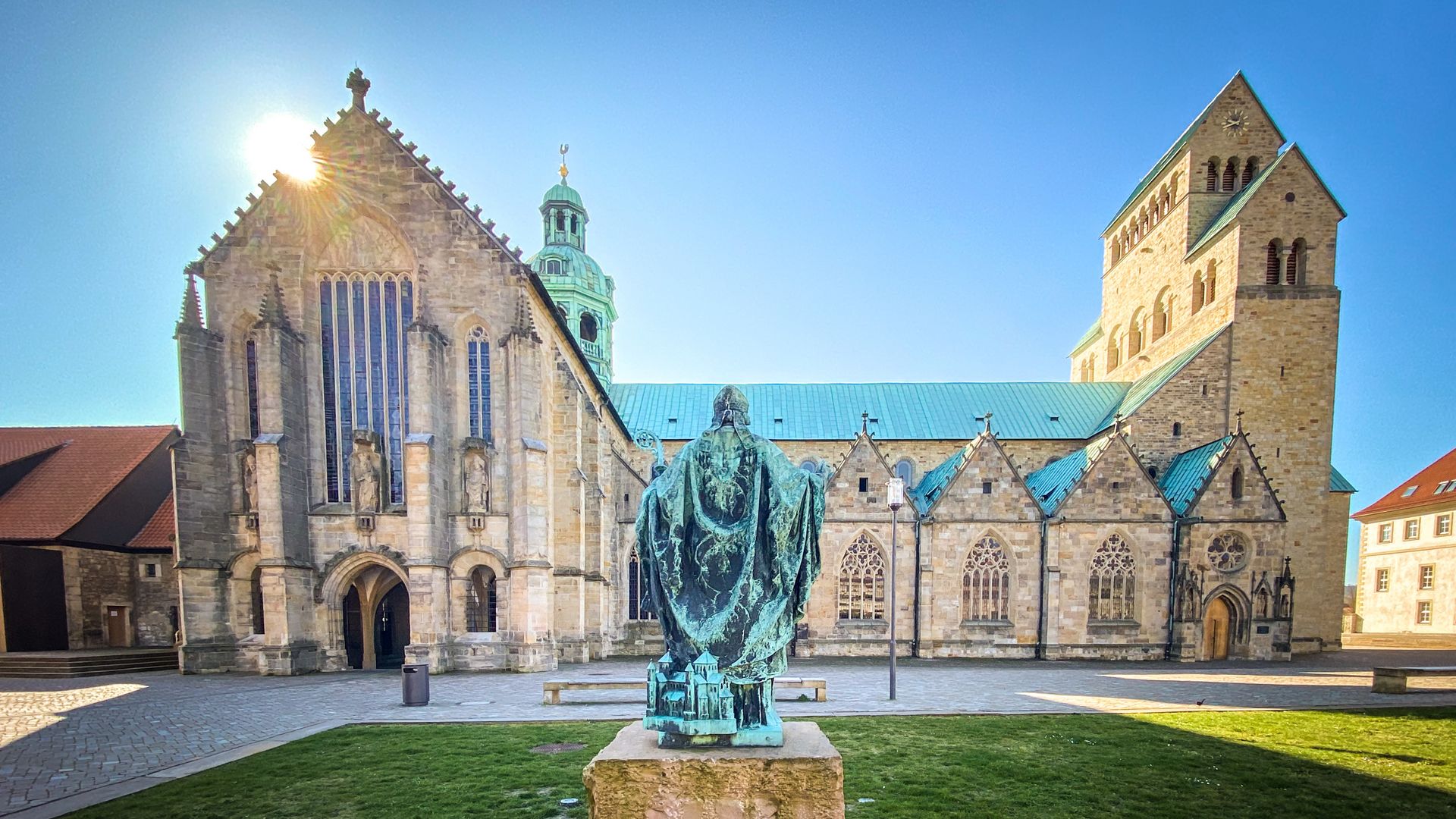 Außenansicht auf UNESCO-Welterbe Mariendom mit Bernward-Statue