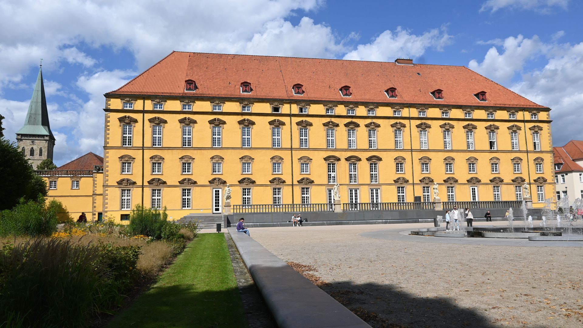 Rückansicht des Schlosses mit Wasserkaskaden 