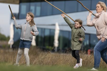 Familie übt Speerwurf