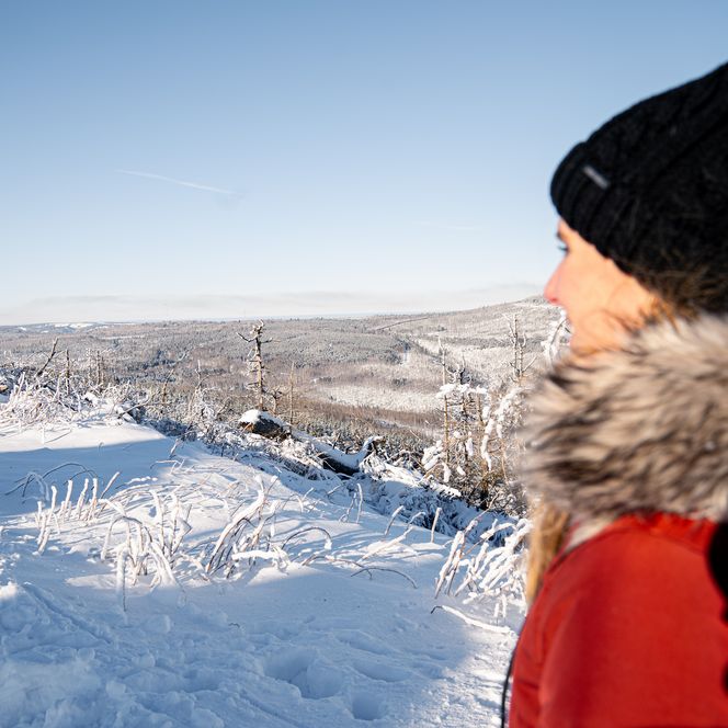 Frau auf verschneitem Berg