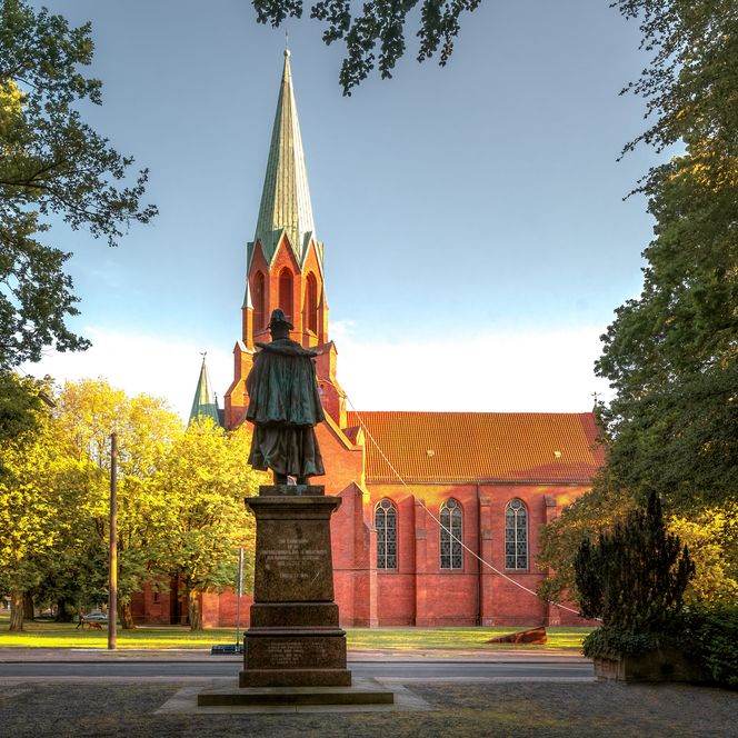 Christus- und Garnisonkirche Wilhelmshaven mit Kaiser-Wilhelm-Denkmal