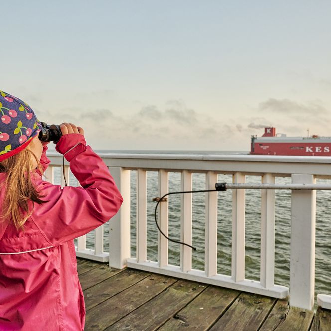 Mädchen hält Ausschau nach Schiffen