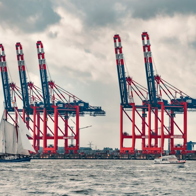 Kräne am JadeWeserPort