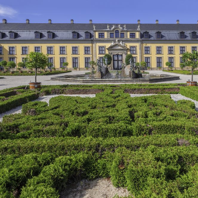 Orangerie und Orangenparterre mit Neptunbrunnen im Großen Garten der barocken Herrenhäuser Gärten