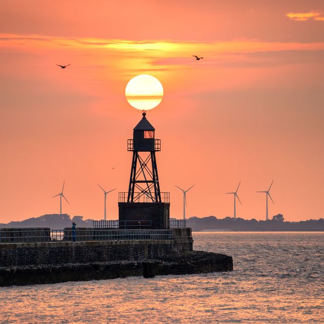 Mole in Wilhelmshaven im Sonnenuntergang