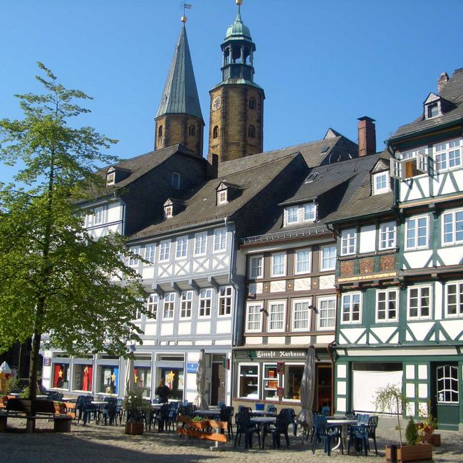 Schuhhof mit Türmen der Marktkirche im Hintergrund