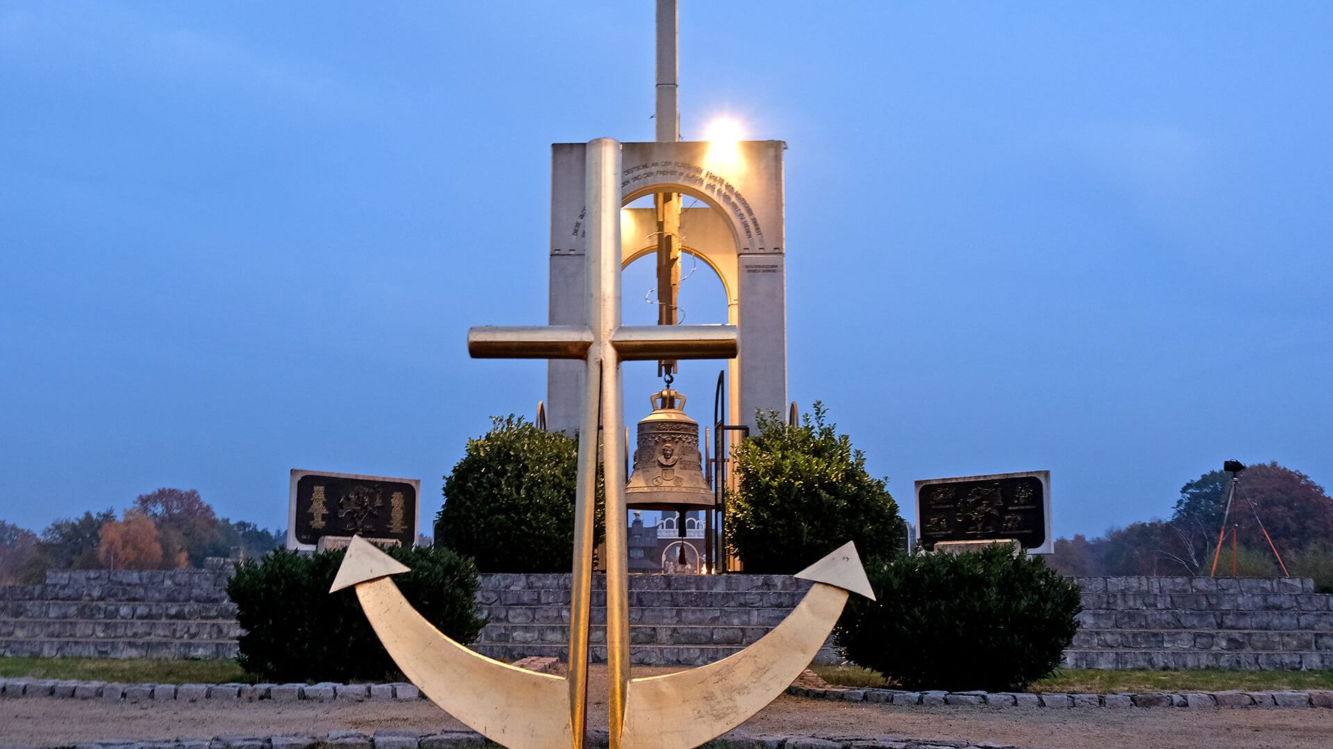 Beleuchtete Europäische Freiheitsglocke nahe dem Mühlenmuseum Gifhorn
