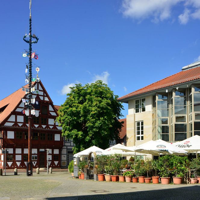 Blick auf den Gifhorner Marktplatz mit altem und neuen Rathaus