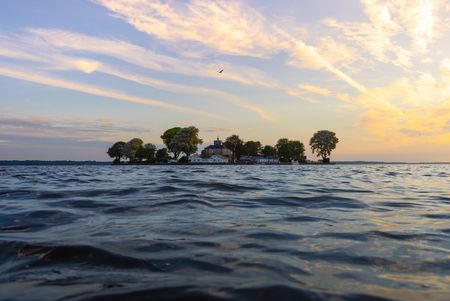 Insel Wilhelmstein auf dem Steinhuder Meer im Sonnenaufgang