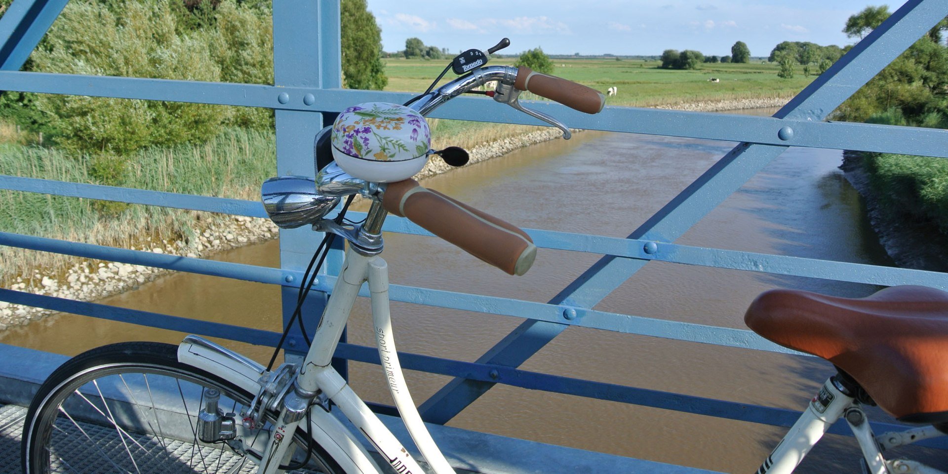 Se fra Amdorf-broen i forgrunden en cykel, © Ostfriesland Tourismus GmbH / www.ostfriesland.de