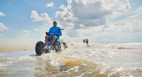 Mand kører i en beach buggy, © DZT / Jens Wegener