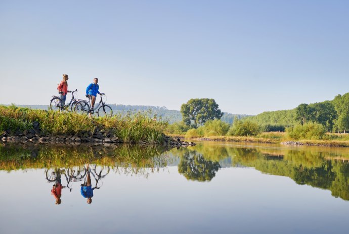 Par med cykler tager en pause på Weser, © DZT/Jens Wegener