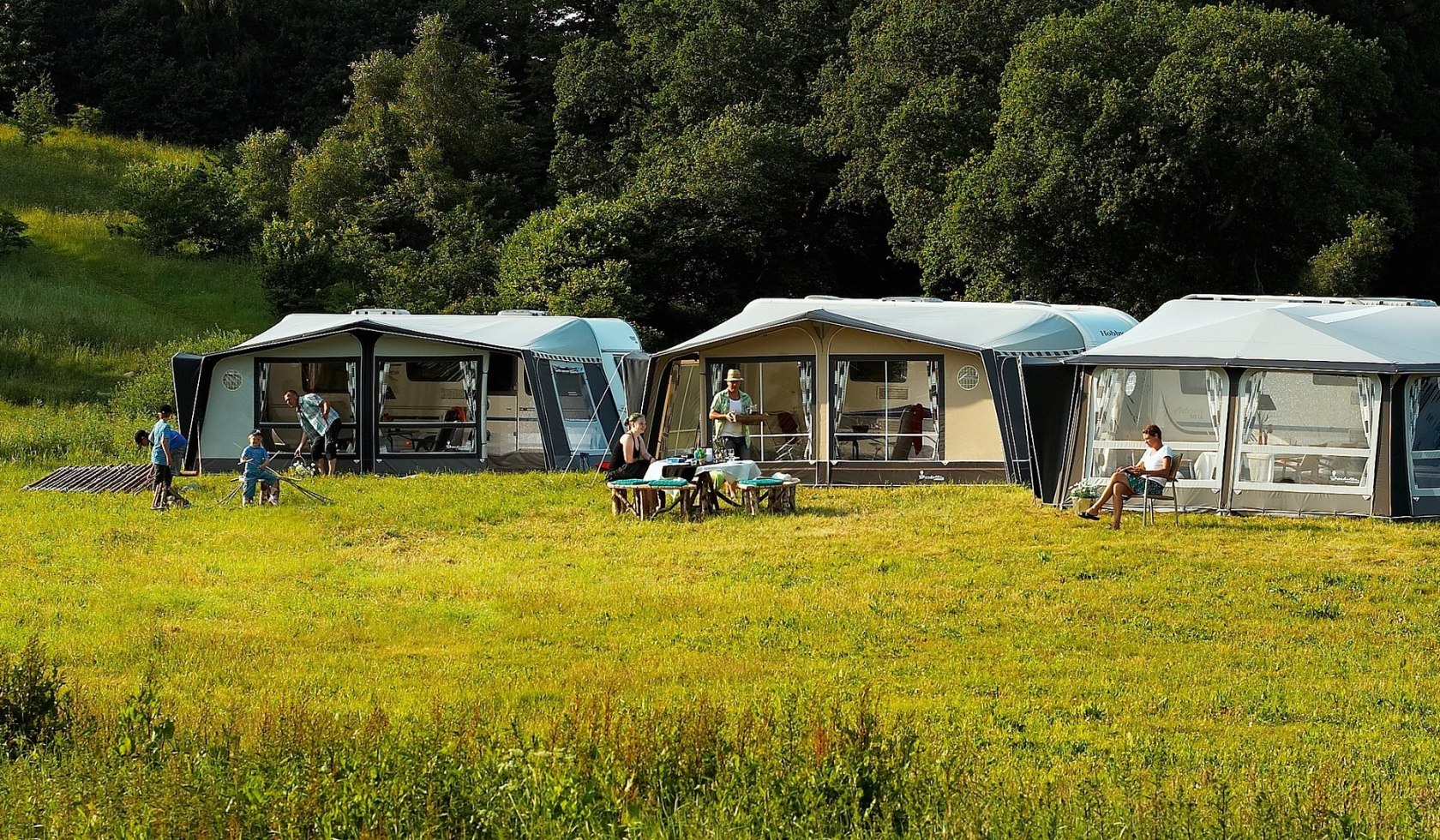 Tre telte står foran mobilhomes på en campingplads, © TMN/pixabay