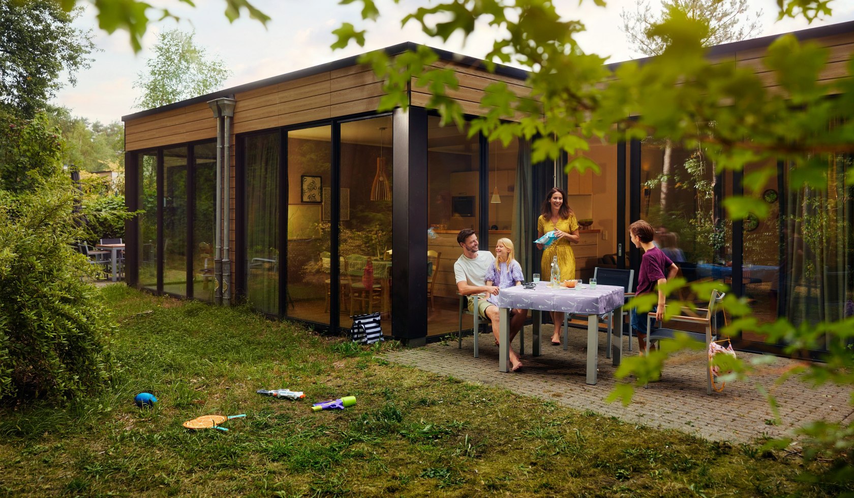 Familie i haven til et feriehus, © Milan Vermeulen