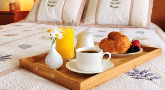Morgenmad på sengen i et hotelværelse., © Fotolia - Elenathewise