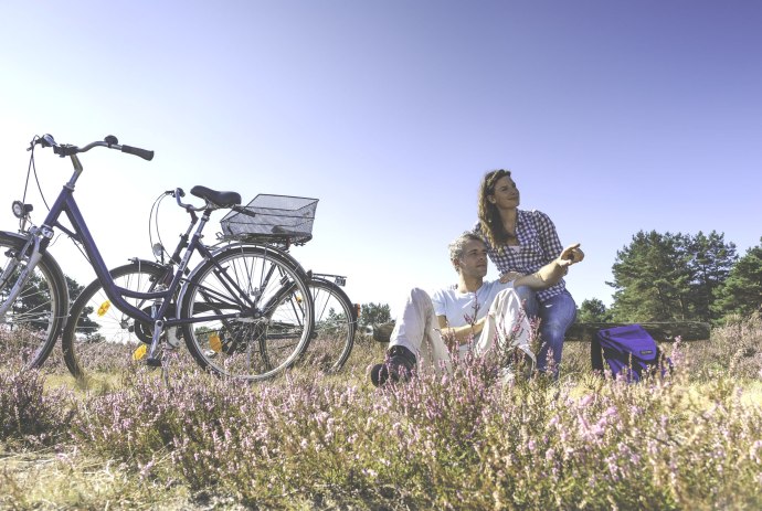 Par tager pause i løbet af en cykeltur, © Lüneburger Heide GmbH / Markus Tiemann