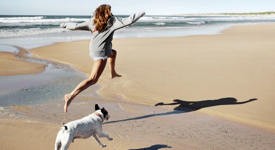 Kvinde med hund på strandkampagnen 2020
