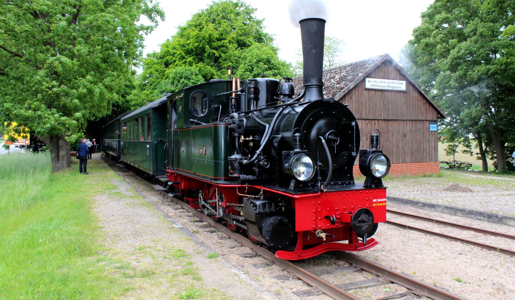 Et gammelt sort lokomotiv står på stationen., © Mittelweser-Touristik GmbH