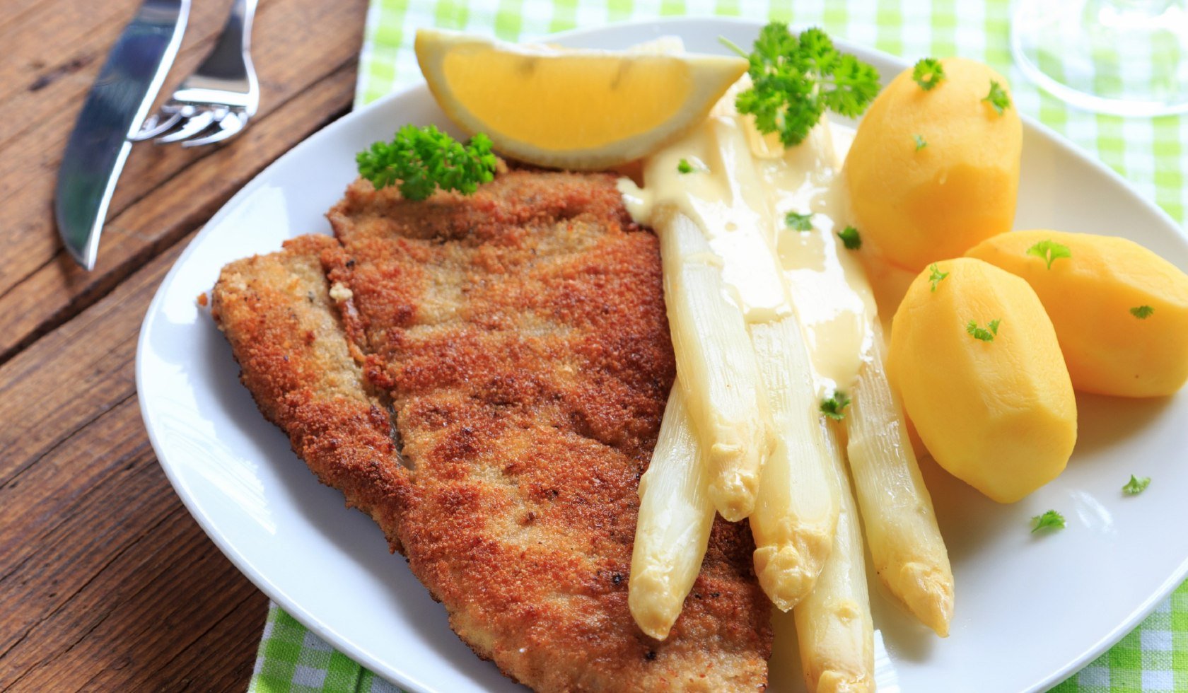 Asparges med schnitzel og kogte kartofler, © Fotolia/juefraphoto