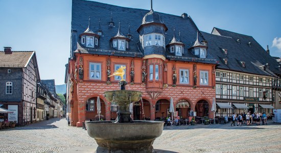 Kaiserworth i Goslar med markedets springvand i forgrunden
, © GOSLAR marketing gmbh / Stefan Schiefer