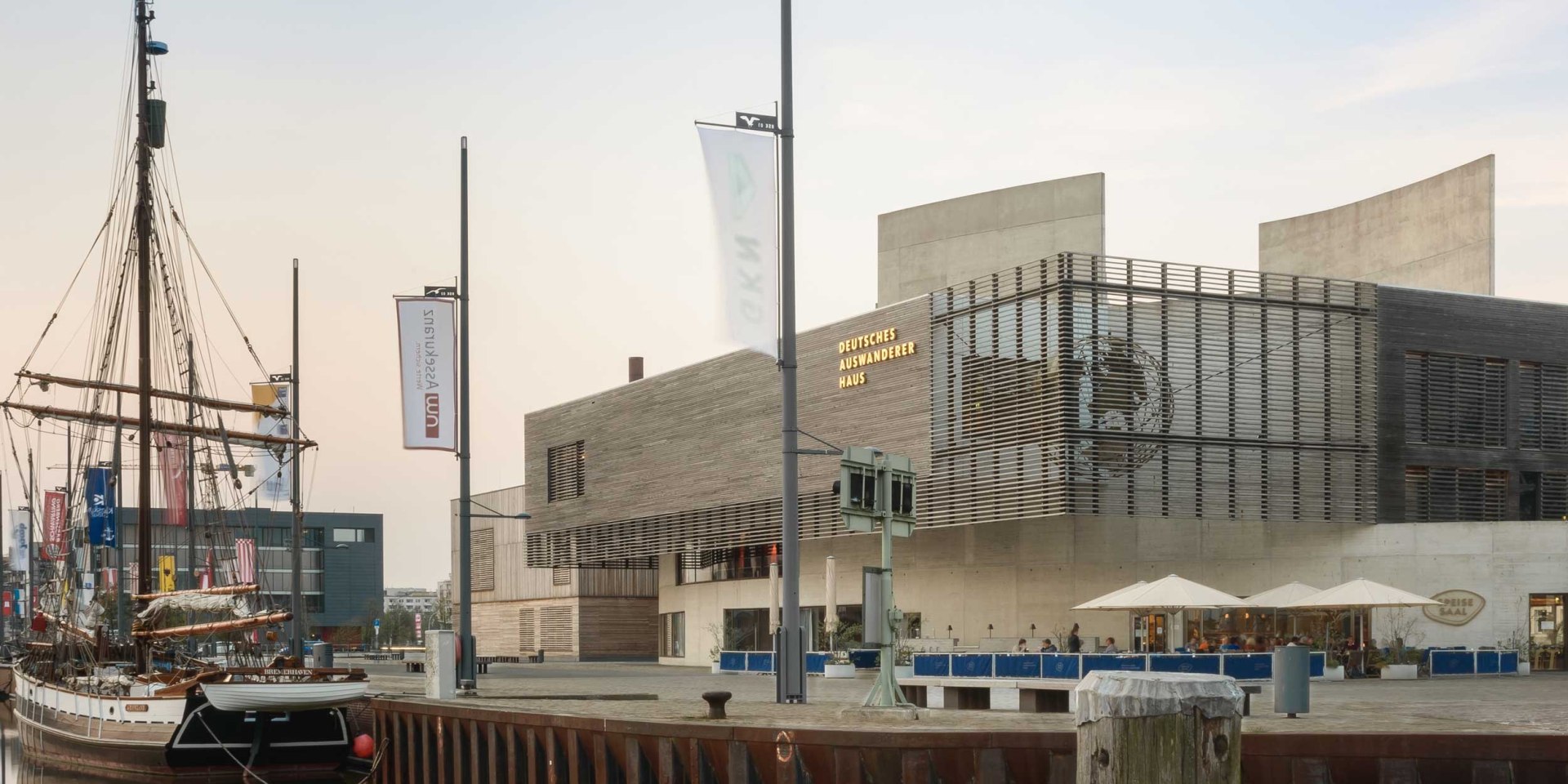 Am historischen Standort am Neuen Hafen in Bremerhaven gelegen befinden sich die Besucher an genau dem Ort, von dem aus zwischen 1830 und 1974 über 7,2 Millionen Menschen ausgewandert sind., © Deutsches Auswandererhaus/	Kay Riechers