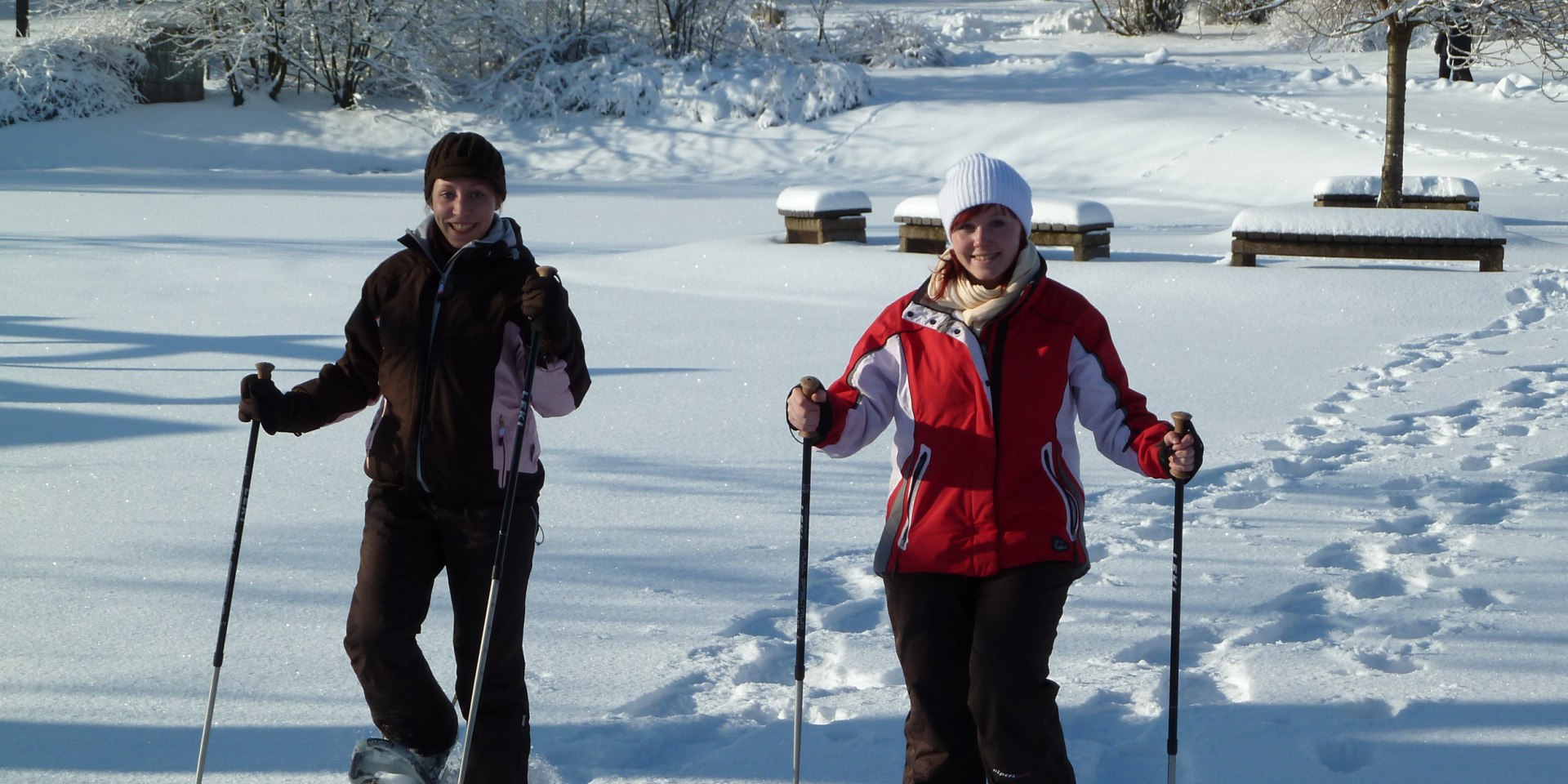 To kvinder vandrer med sne støvler i Harz, © HAHNENKLEE tourismus marketing gmbh