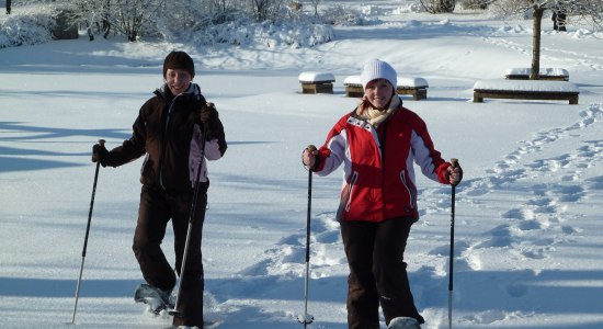 To kvinder vandrer med sne støvler i Harz, © HAHNENKLEE tourismus marketing gmbh