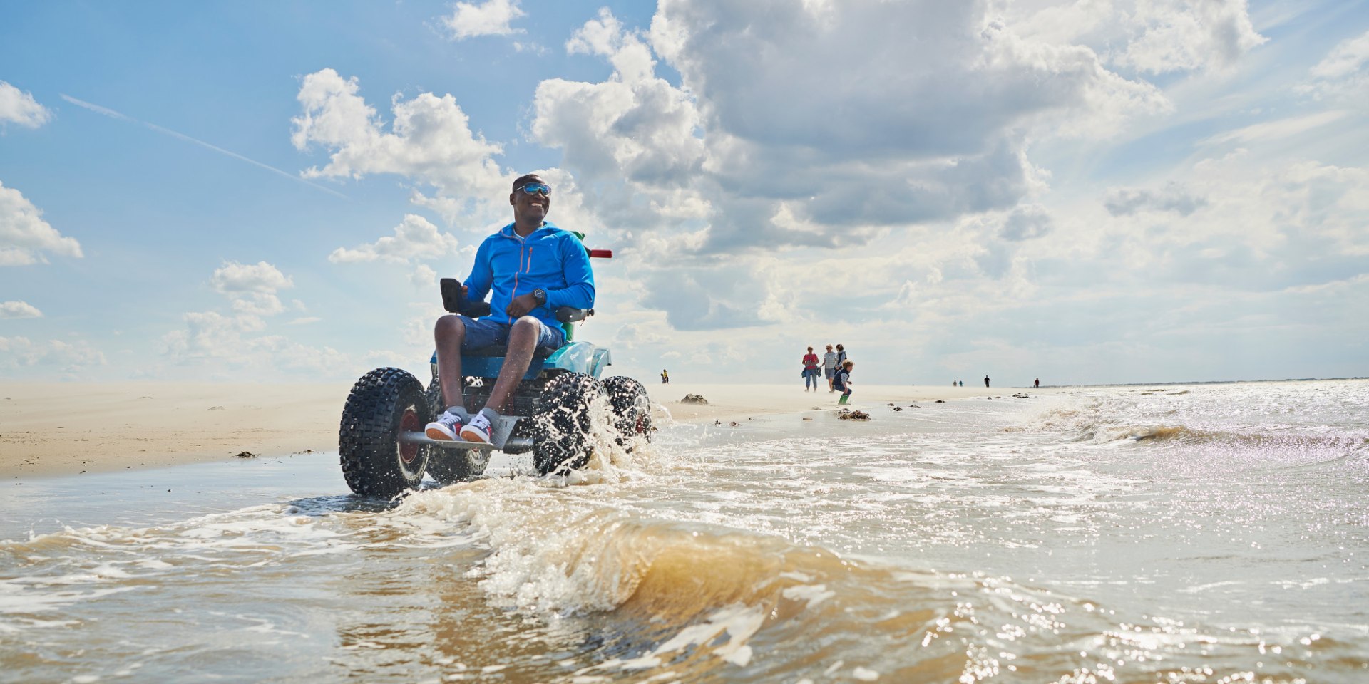 Mand kører i en beach buggy, © DZT / Jens Wegener