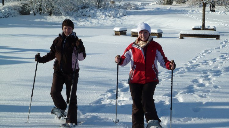 To kvinder vandrer med sne støvler i Harz, © HAHNENKLEE tourismus marketing gmbh