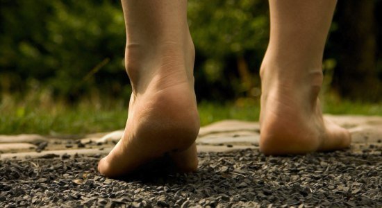 Personen går på fodstien barfodet, © Fotolia / electro-jot