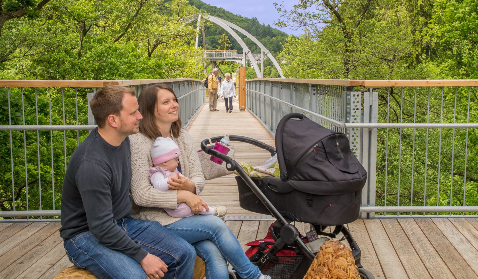 Familie med barnevogn på tur i trætoppen, © Baumwipfelpfad Harz / Franziska Panisch