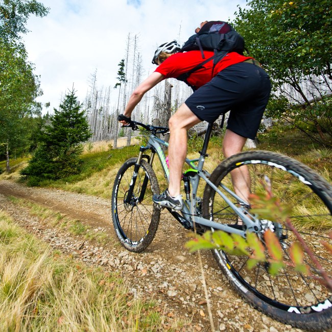 Mountainbiker kører på en grusvej, © TMN/Maruba b.V. Sports Publishers