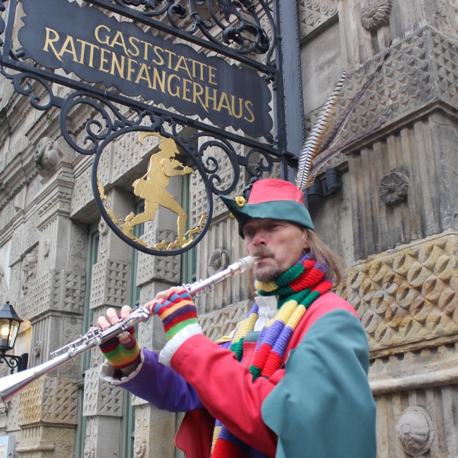 Pied piper foran restauranten Rattenfängerhaus i Hameln, © Hameln Marketing und Tourismus GmbH