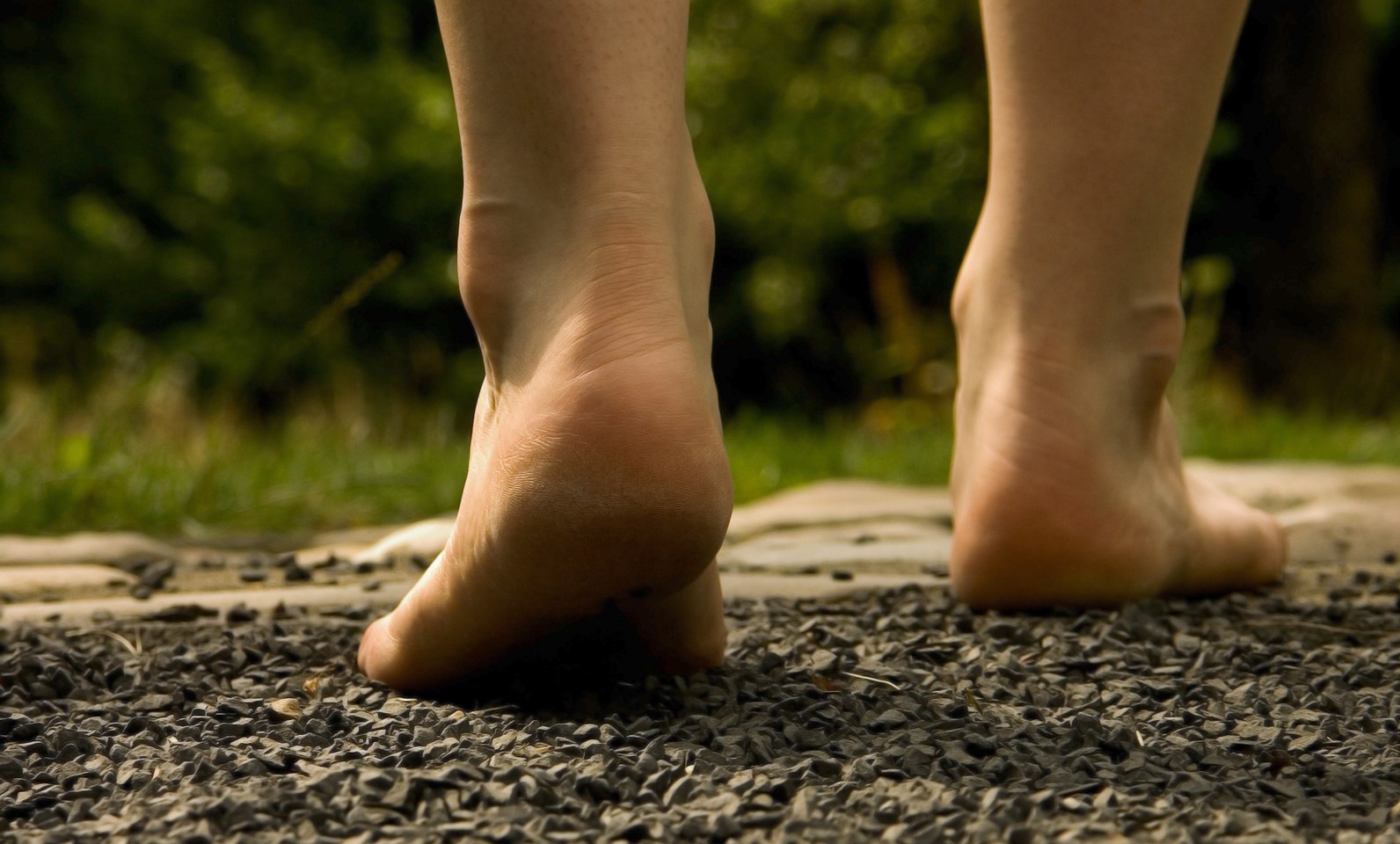 Personen går på fodstien barfodet, © Fotolia / electro-jot