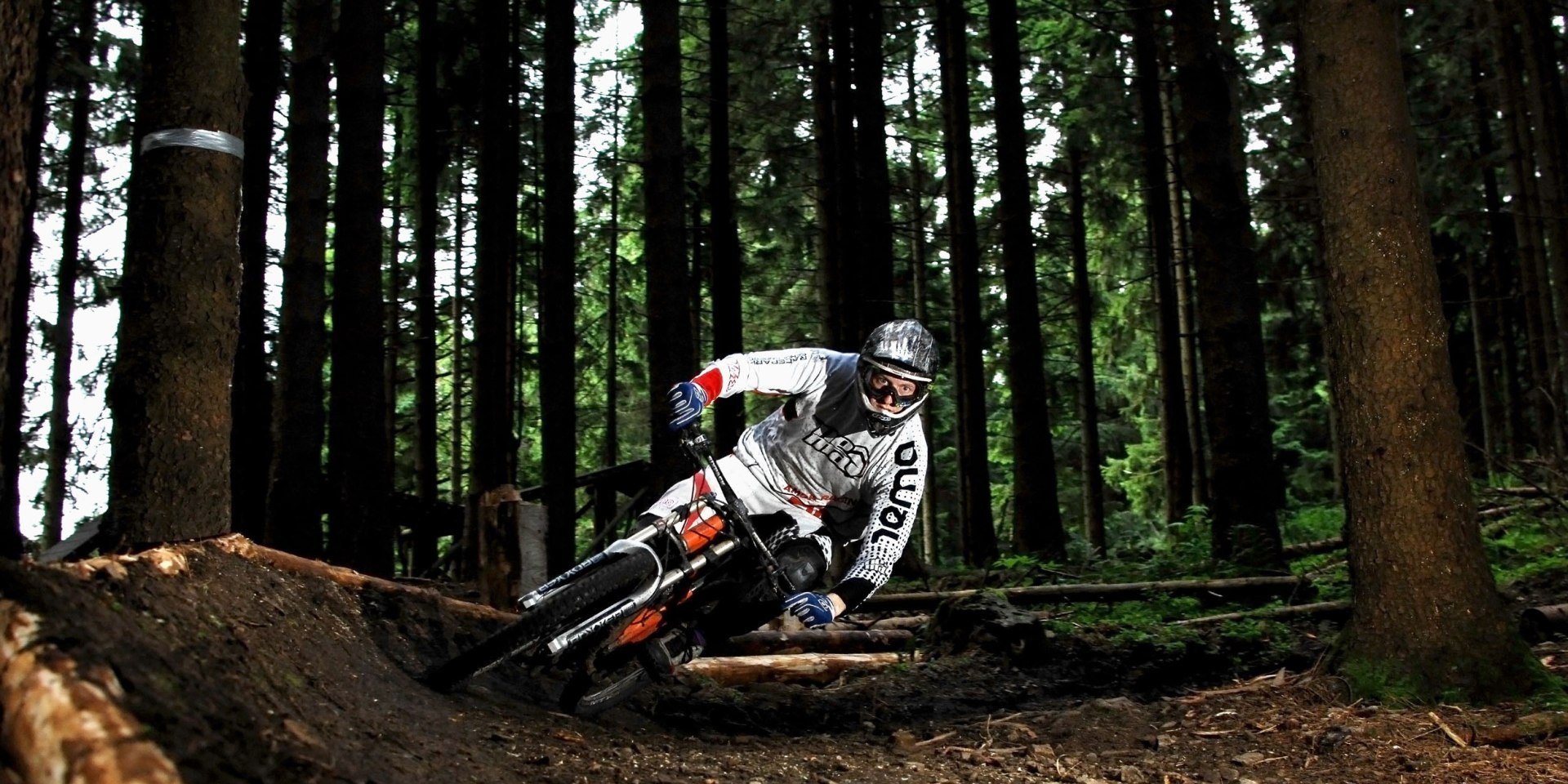 Downhill rytter på banen på Racepark Schulenburg, © Racepark Schulenburg / Julian Terpe Downhill rytter på banen på Racepark Schulenburg, © Racepark Schulenburg / Julian Terpe