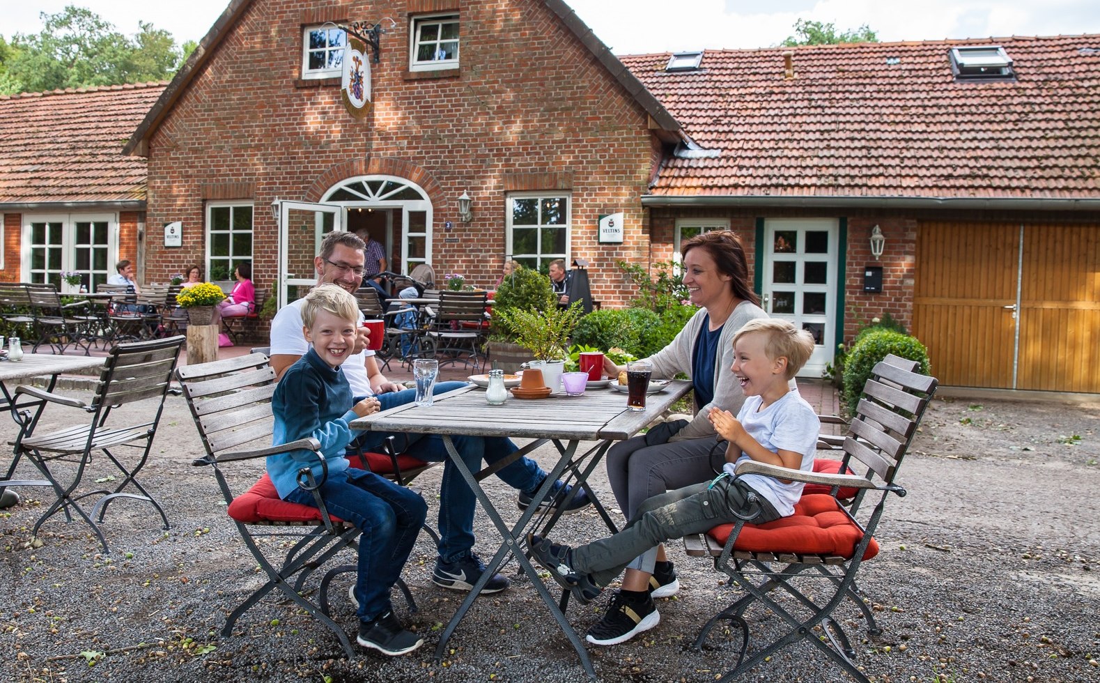 Familie, der drikker kaffe på Café Gut Füchtel i Vechta, © malopo