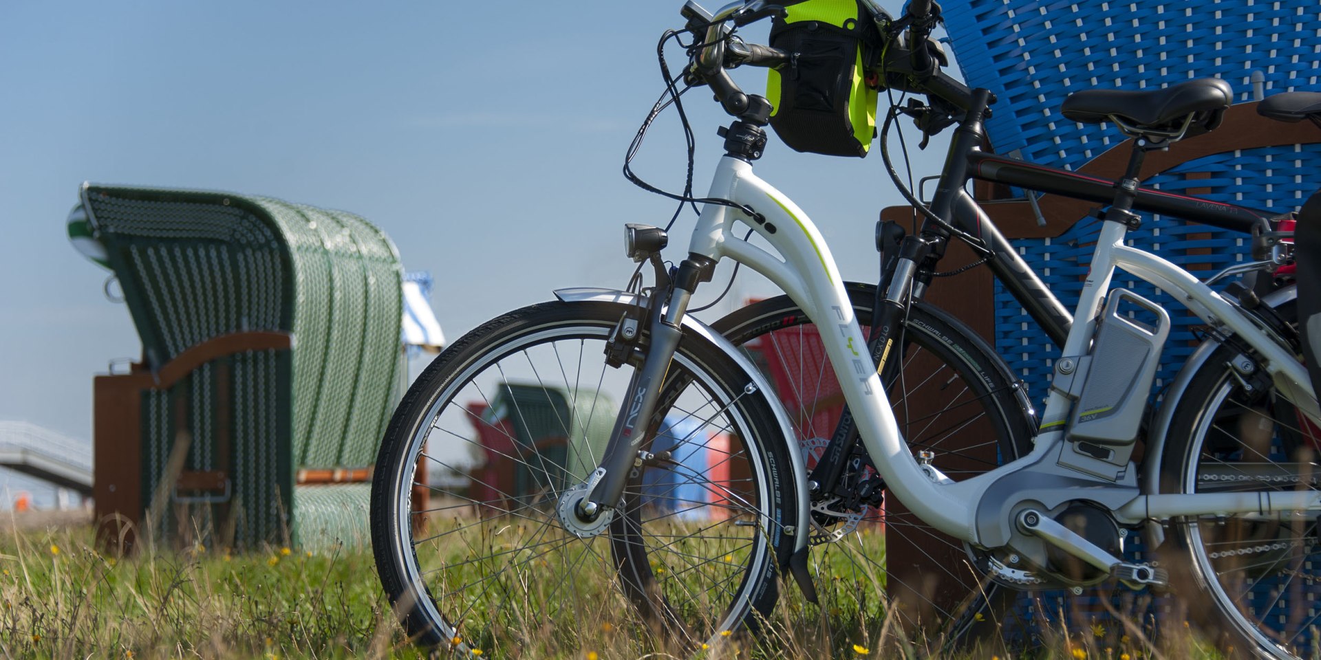 Ebikes læner sig på en strand stol, © Cuxland-Tourismus / Bernd Otten 