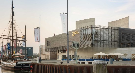 Am historischen Standort am Neuen Hafen in Bremerhaven gelegen befinden sich die Besucher an genau dem Ort, von dem aus zwischen 1830 und 1974 über 7,2 Millionen Menschen ausgewandert sind., © Deutsches Auswandererhaus/	Kay Riechers