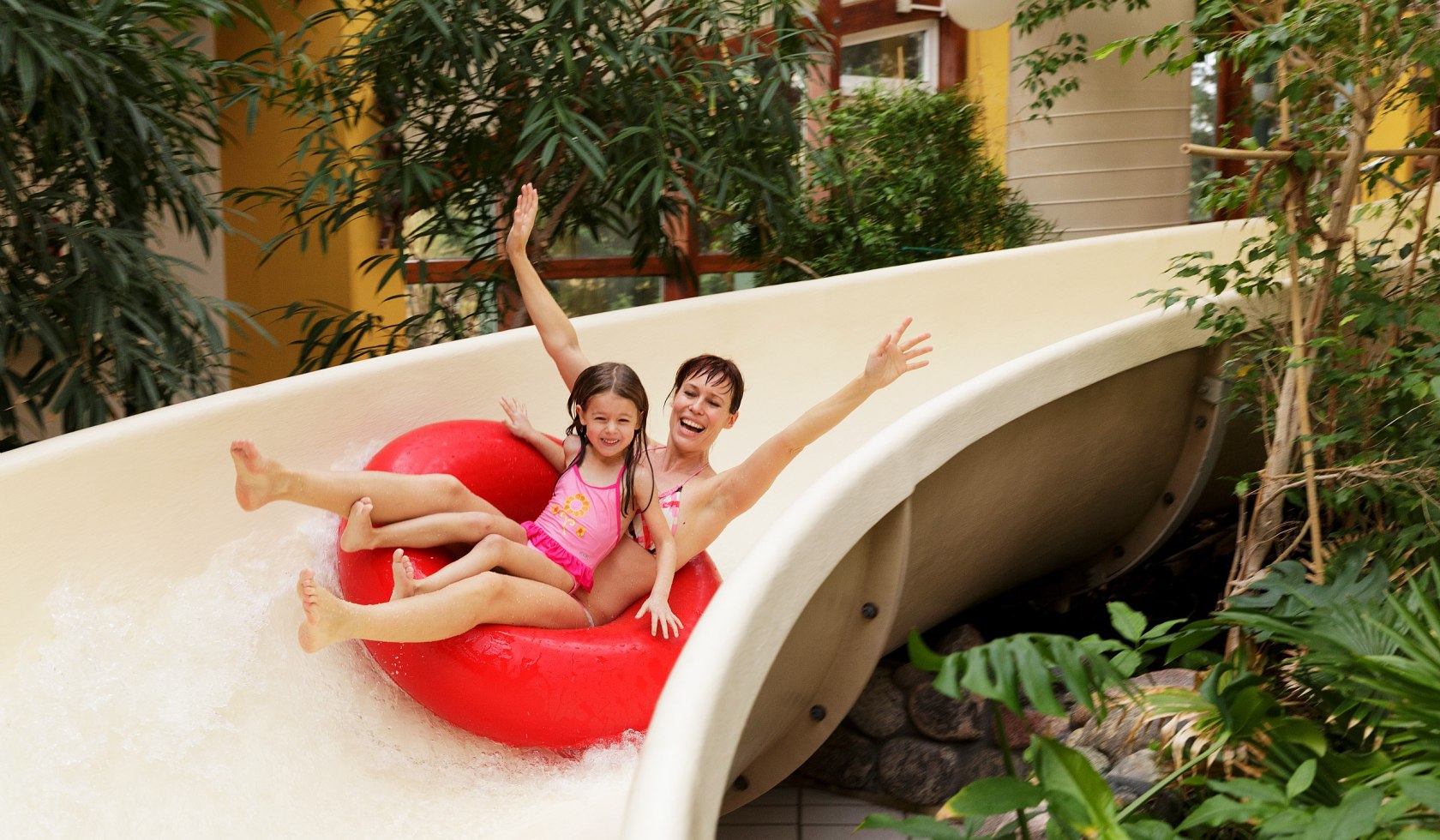 Mor og datter på dækrutsjebanen i swimmingpoolen., © Center Parcs