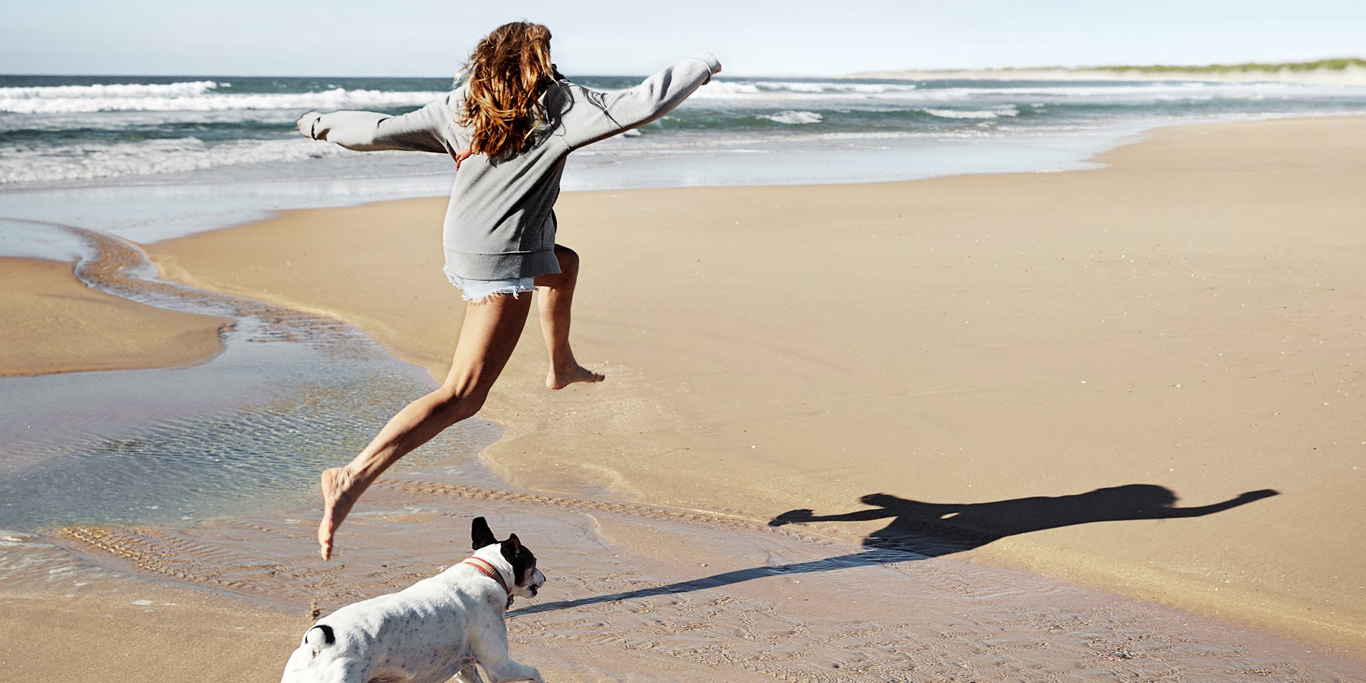 Kvinde med hund på strandkampagnen 2020