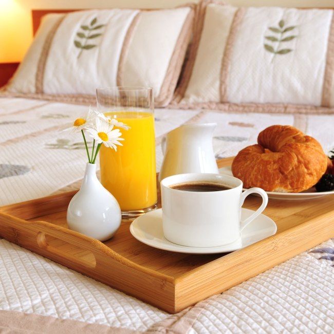 Morgenmad på sengen i et hotelværelse., © Fotolia - Elenathewise