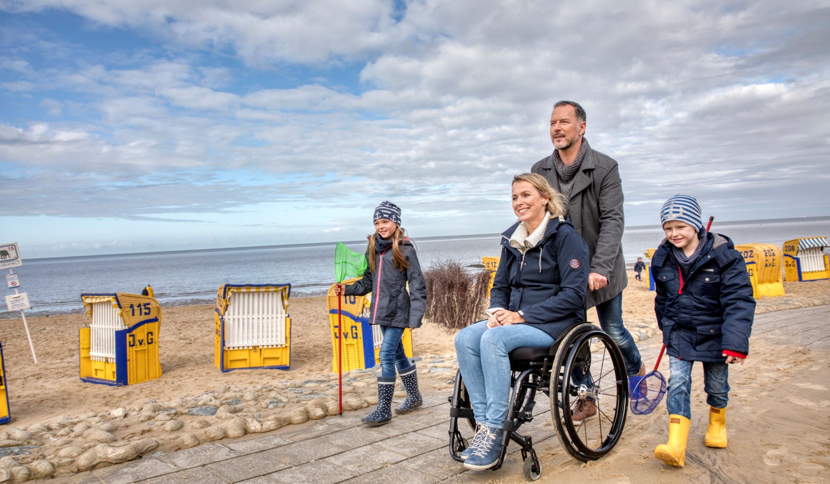 En familie med to børn, moderen i kørestol, tilbringer en dag i Cuxhaven., © Christian Bierwagen