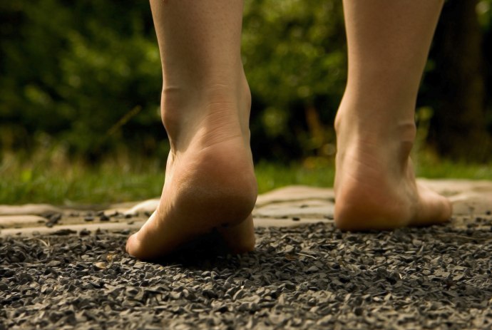 Personen går på fodstien barfodet, © Fotolia / electro-jot