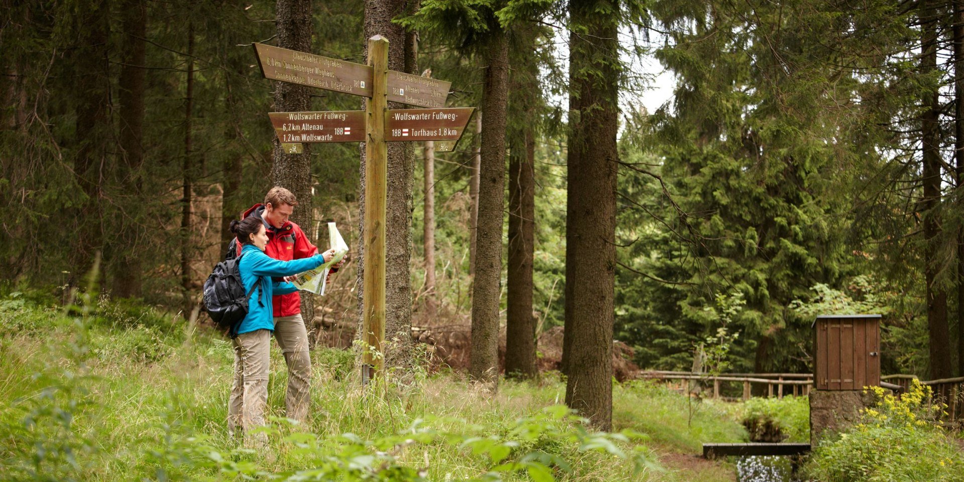 Vandrere par læser kort på skiltet , © Harzer Tourismusverband / M.  Gloger 