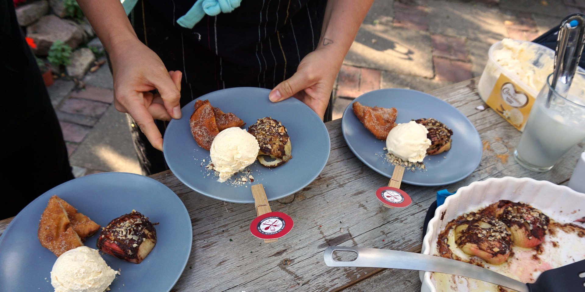 serverer dessert, © TMN serverer dessert, © TMN