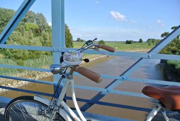 Se fra Amdorf-broen i forgrunden en cykel, © Ostfriesland Tourismus GmbH / www.ostfriesland.de