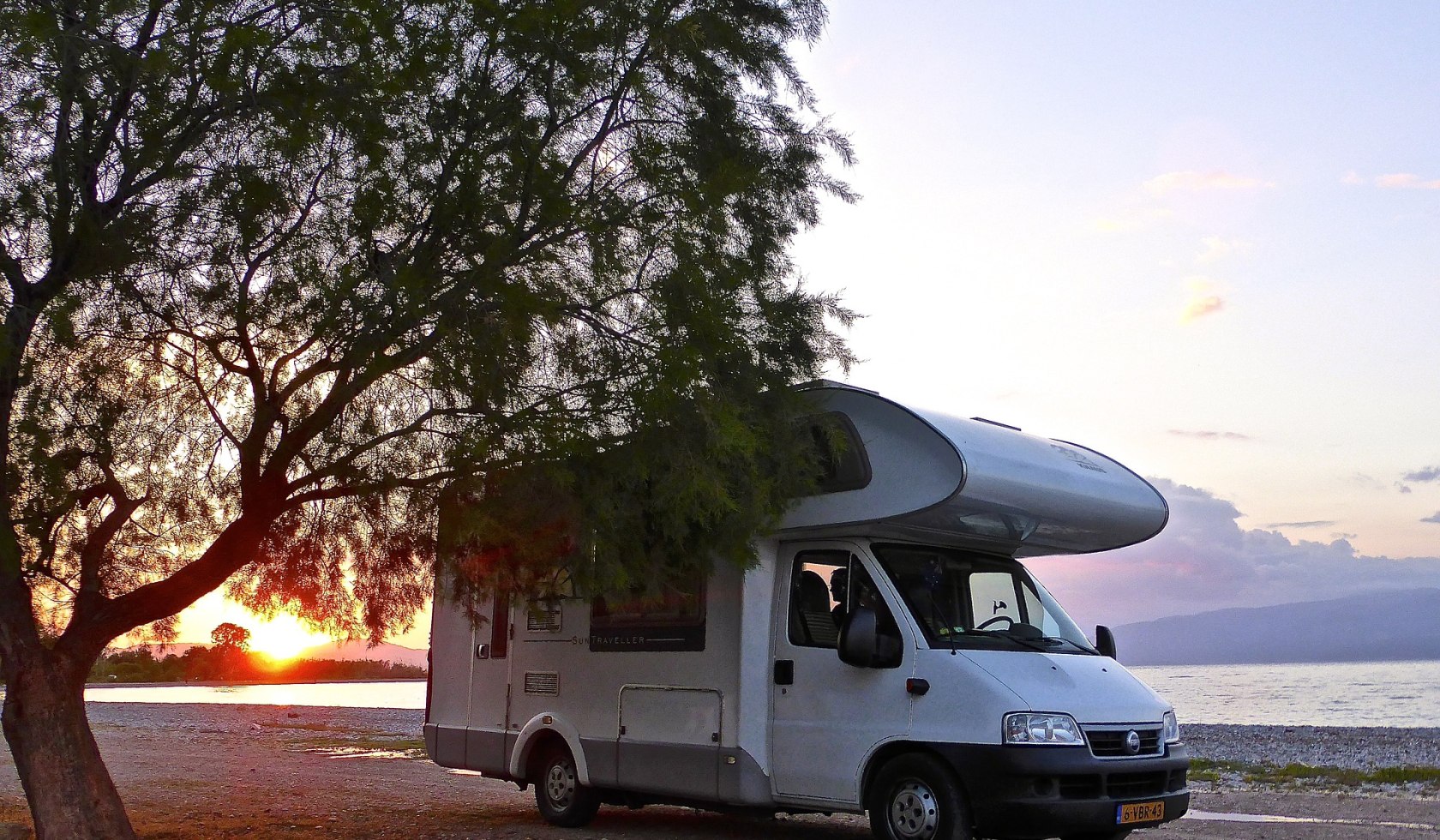 Autocamper står på et træ, © TMN/pixabay