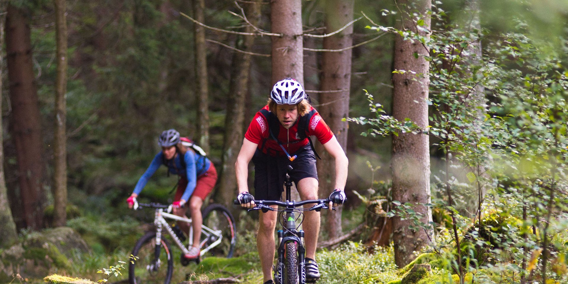 Mountainbikere på et enkelt spor, © Maruba b.V. Sports Publishers Mountainbikere på et enkelt spor, © Maruba b.V. Sports Publishers