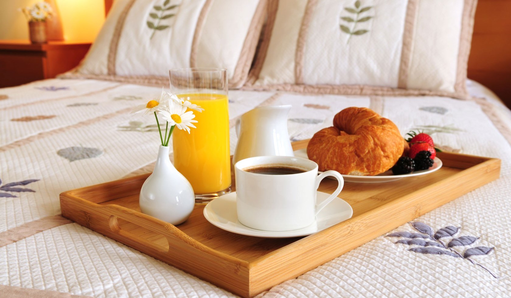 Morgenmad på sengen i et hotelværelse., © Fotolia - Elenathewise