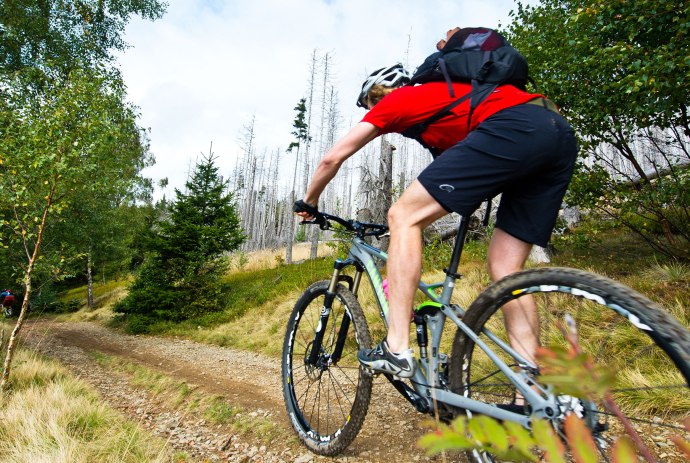 Mountainbiker kører på en grusvej, © TMN/Maruba b.V. Sports Publishers